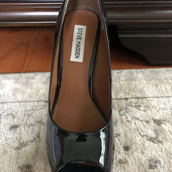 Steve Madden Black with Gold Heels - Picture 4 of 7